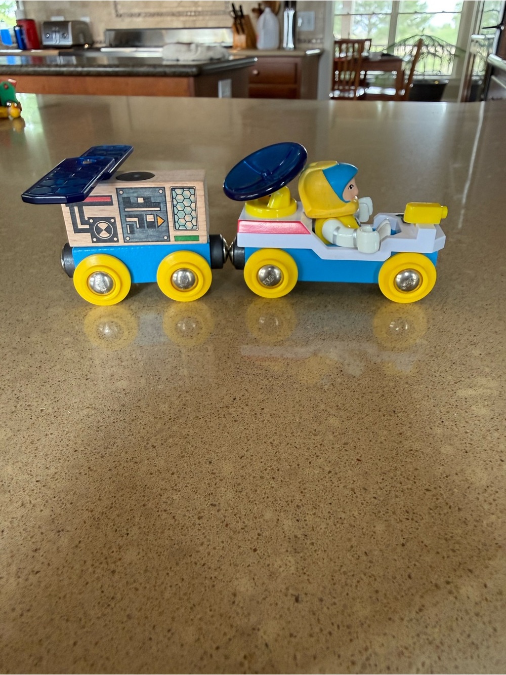 Brio 33912 Satellite Explorer Car